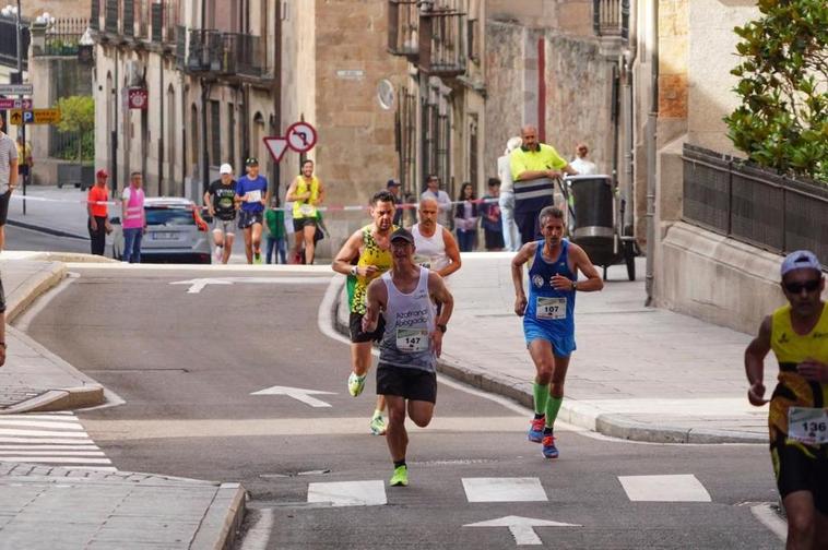 Atletas subiendo la calle San Pablo en la VIII edición de la carrera de Alcer.