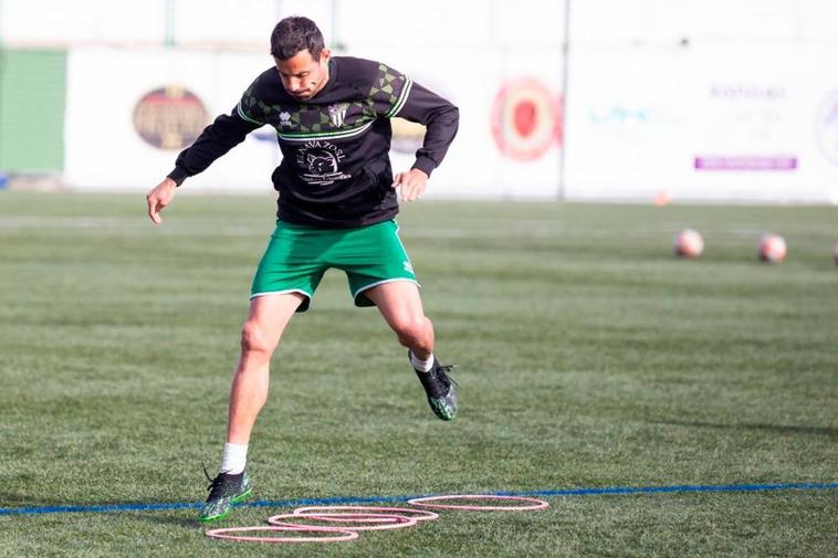 Carlos Rubén en un ejercicio con aros durante un entrenamiento