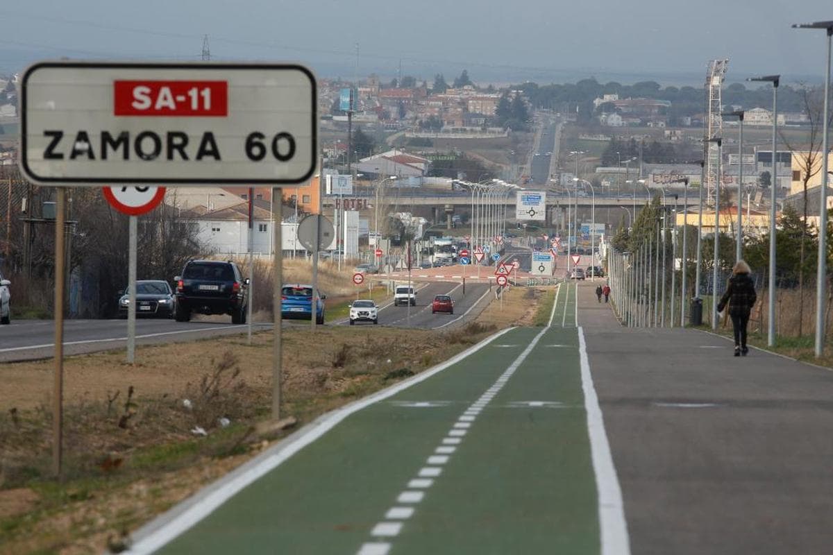 El acceso Norte a Salamanca o SA-11, y en paralelo el carril bici y la senda peatonal que construyó el Ayuntamiento.