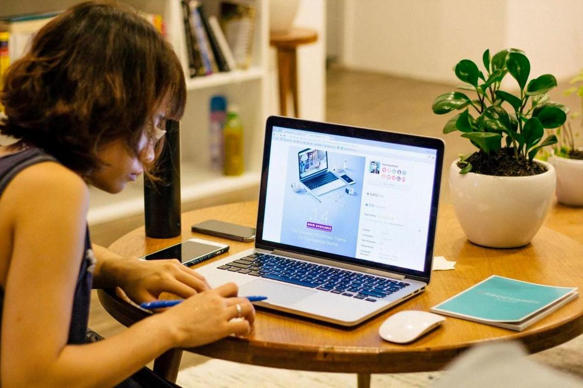 Una mujer realiza teletrabajo en su oficina casera