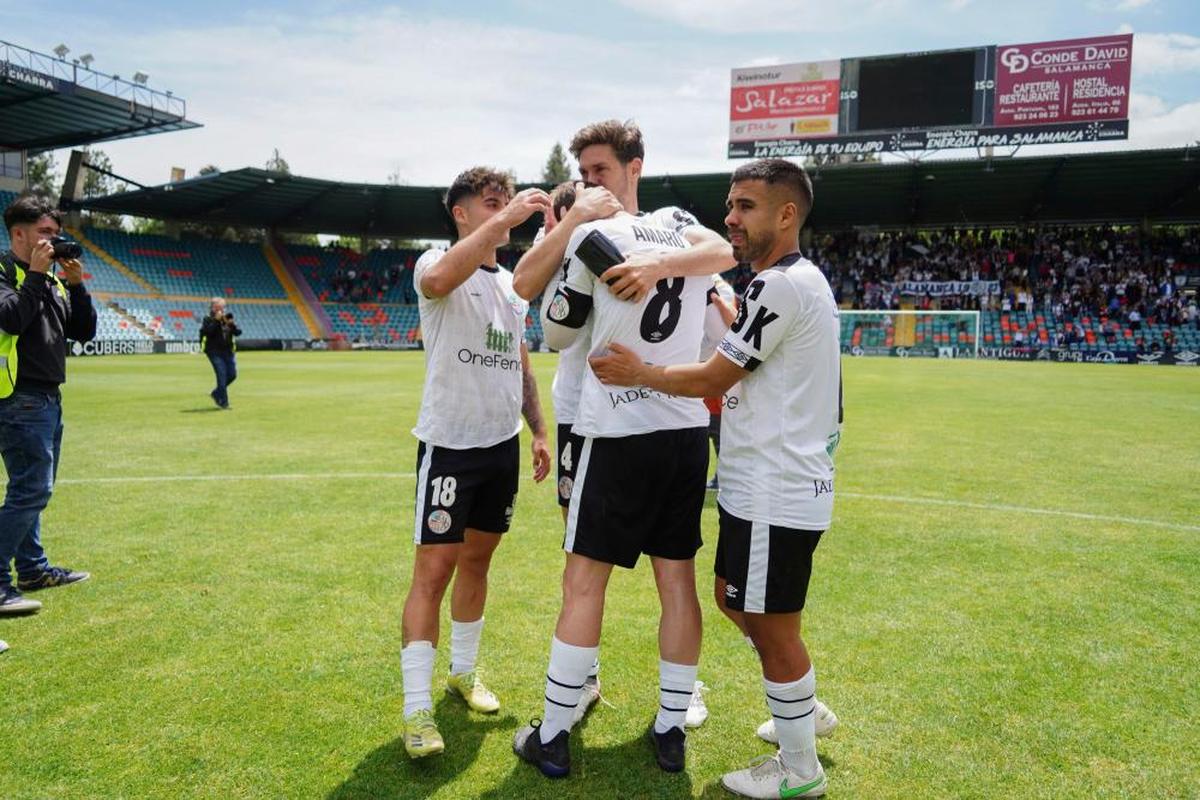 El retirado Arencibia, Ribeiro y Telles tratan de consolar a Antonio Amaro tras consumar el descenso a 3ª RFEF