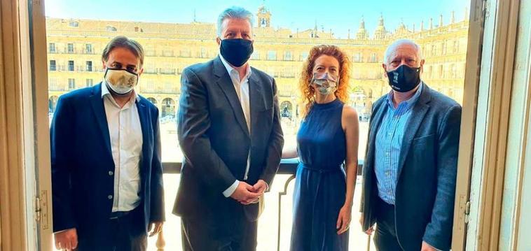 John Mavrak, presidente de Peace City World, con los ediles Fernando Castaño y Ana Suárez, en Salamanca en 2021