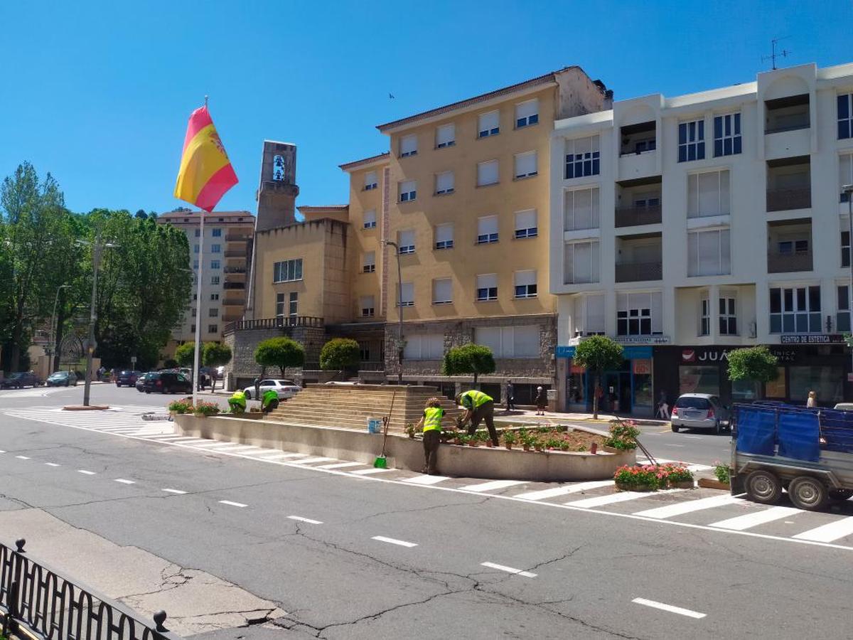 Trabajadores municipales en la fuente de La Corredera.