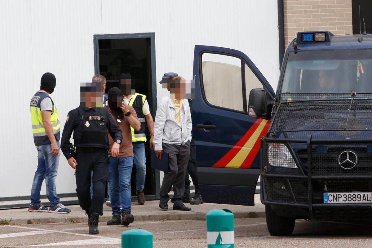 Registro en una nave del polígono de Los Villares durante la macrorredada.