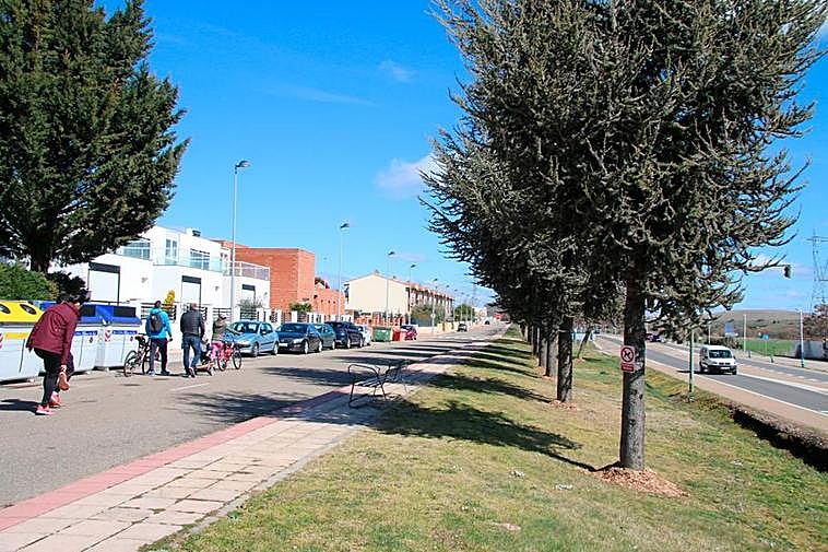 Familias paseando en una calle del municipio de Aldeatejada y al lado el regidor, Enrique García y el teniente de alcalde, Francisco Martín, junto nuevo paso de peatones inteligente.