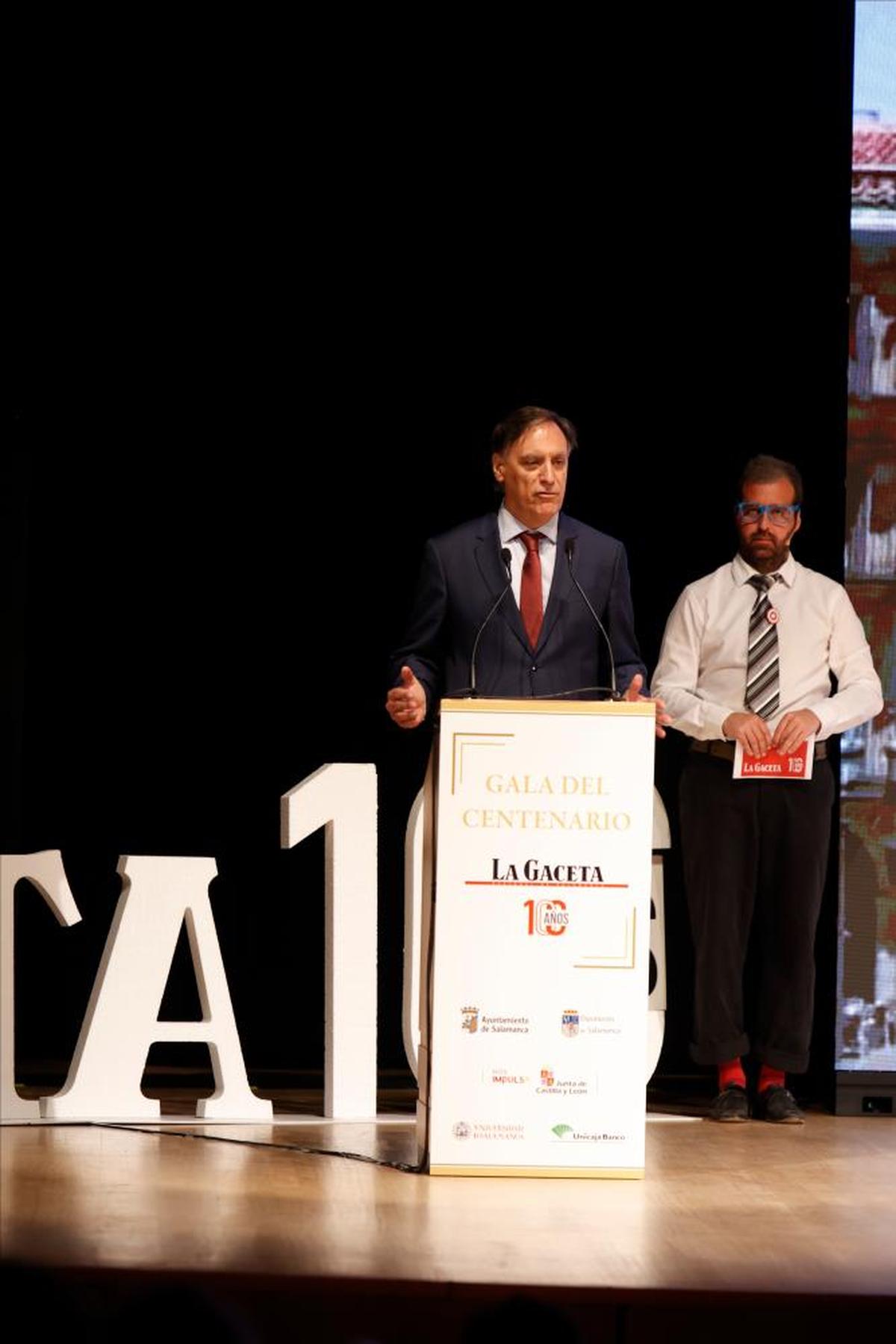 Carlos García Carbayo, durante su discurso de agradecimiento en la gala de LA GACETA.