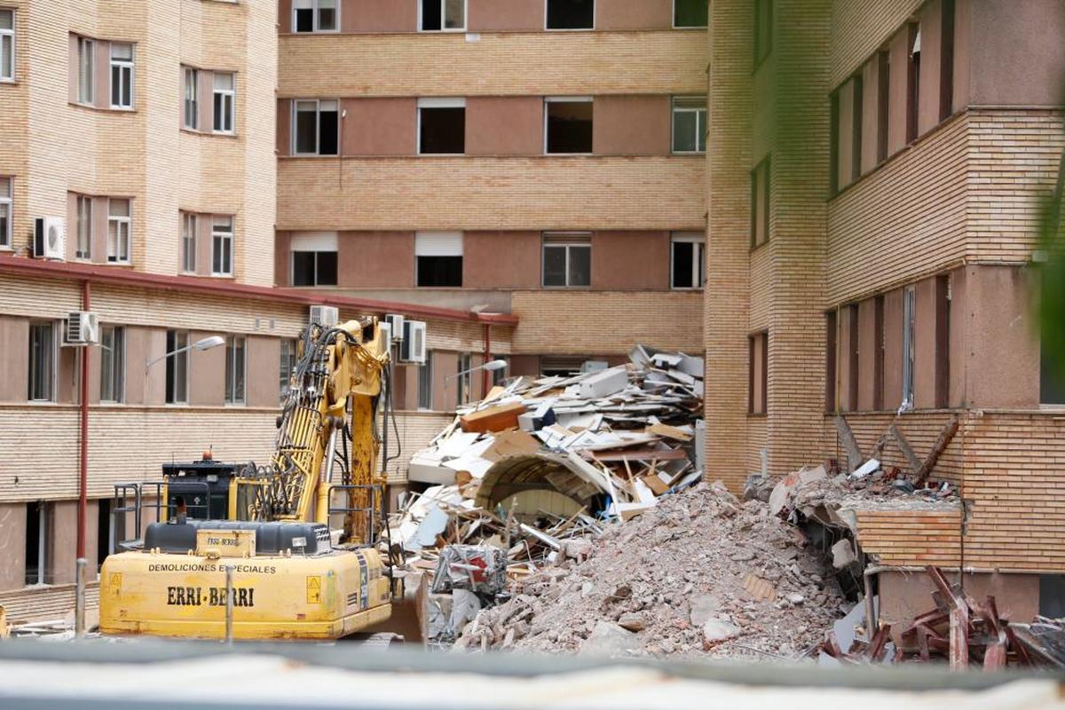 Máquina excavadora en la trasera del Hospital Clínico.