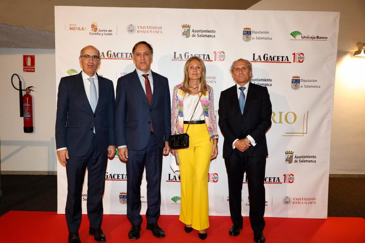 Javier Iglesias, Carlos García Carbayo, Mamen Delgado y Jaime González Lucas posan en el photocall en los momentos previos al inicio de la Gala del Centenario de LA GACETA