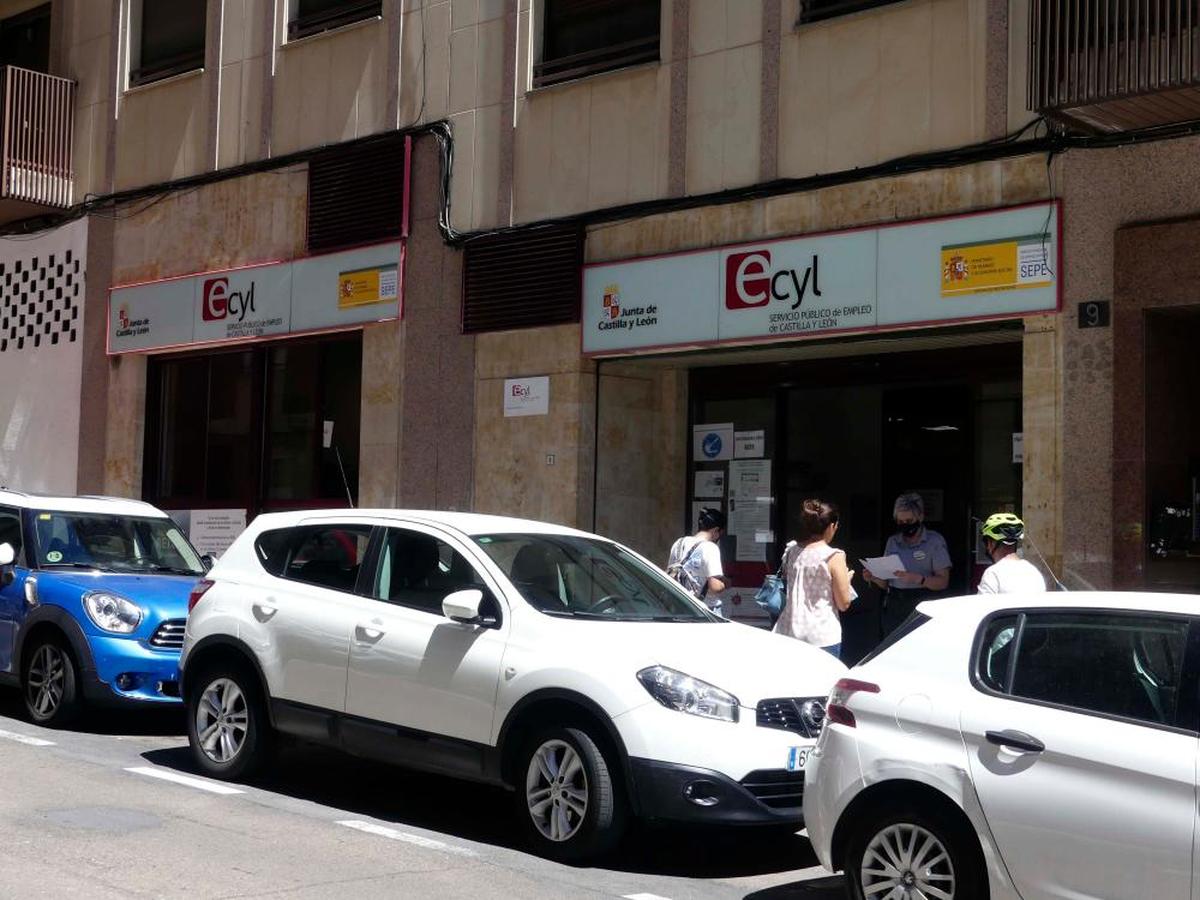 Varias personas esperando para entrar en una oficina del Ecyl.