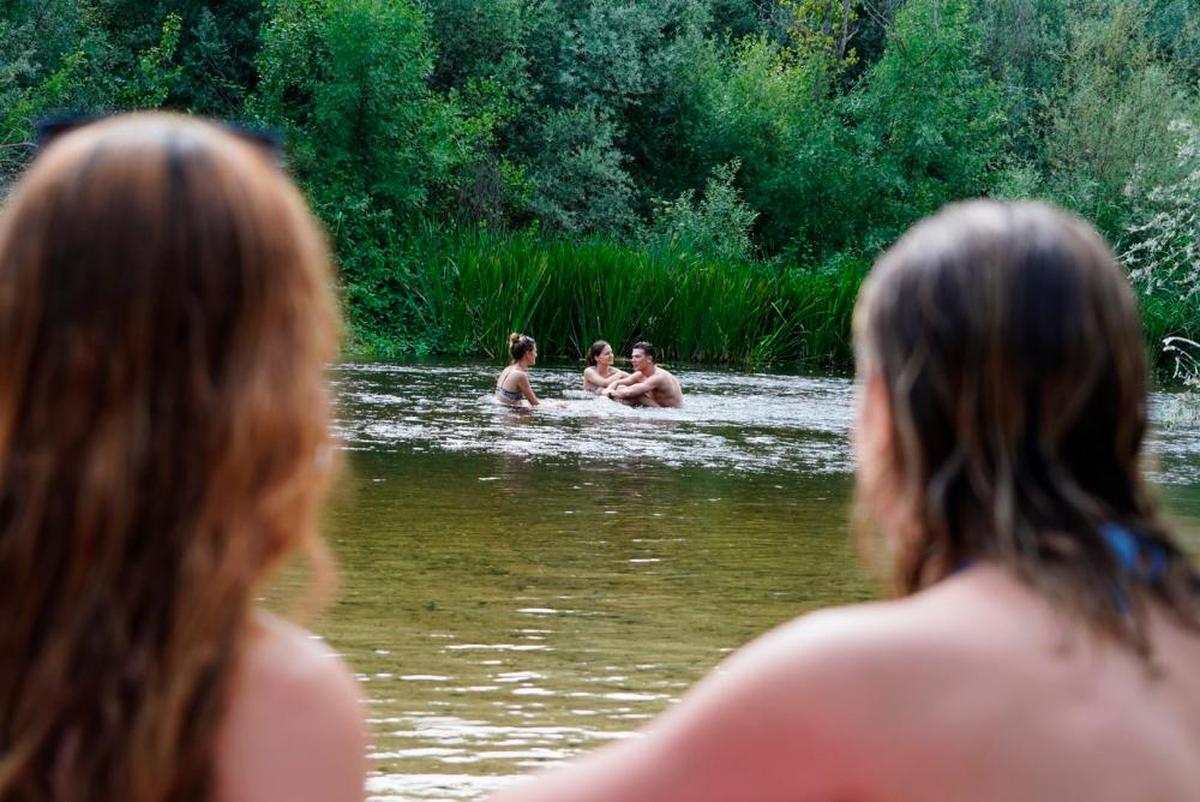 Jóvenes refrescándose este viernes por la tarde en el río Tormes en una jornada con 34,8 grados