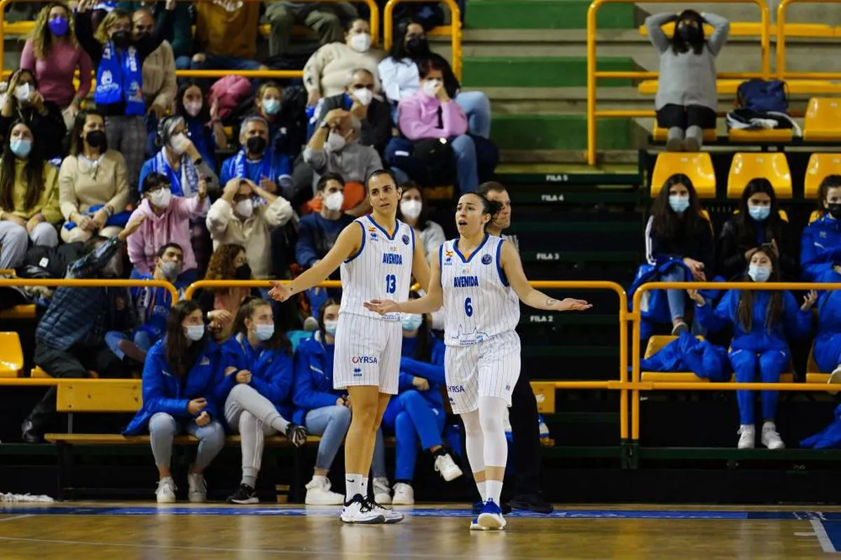 Andrea Vilaró y Silvia Domínguez durante un partido con el Avenida