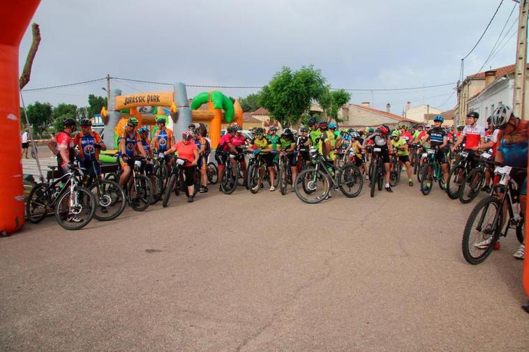 Kilómetros de pedaladas solidarias reúnen a doscientos aficionados a la BTT en Forfoleda