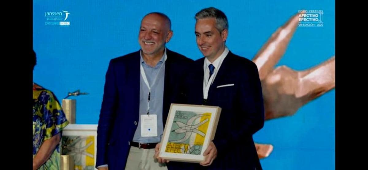 Rodrigo Gutiérrez entregando el accésit del premio a Javier Hernández.