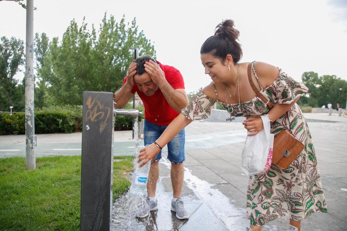 Las fuentes, muy solicitadas para refrescarse ante el sofocante calor. Este pasado martes, la máxima fue de 35,6 grados.