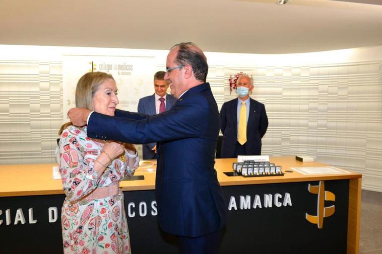 Ana Pastor recibe la medalla del Colegio de Médicos de Salamanca