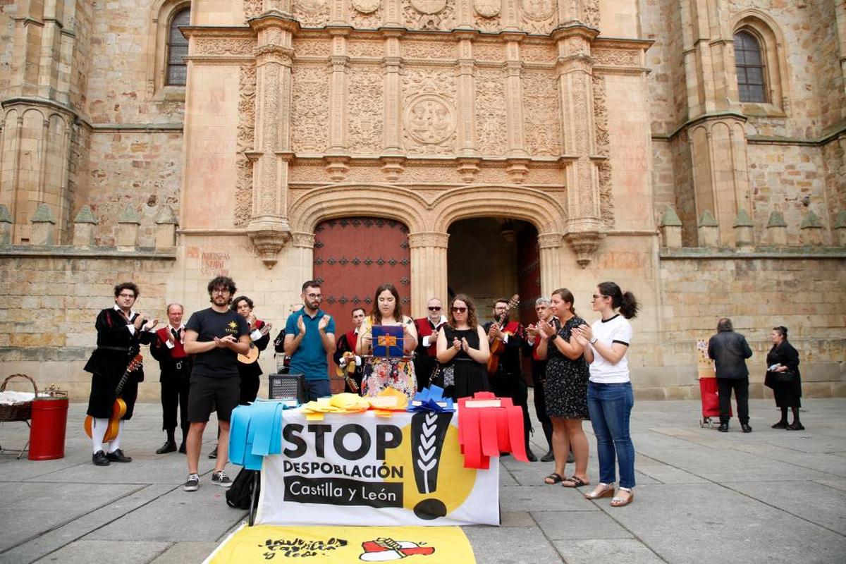 Acto reivindicativo de la asociación Jóvenes de Castilla y León en el Patio de Escuelas.