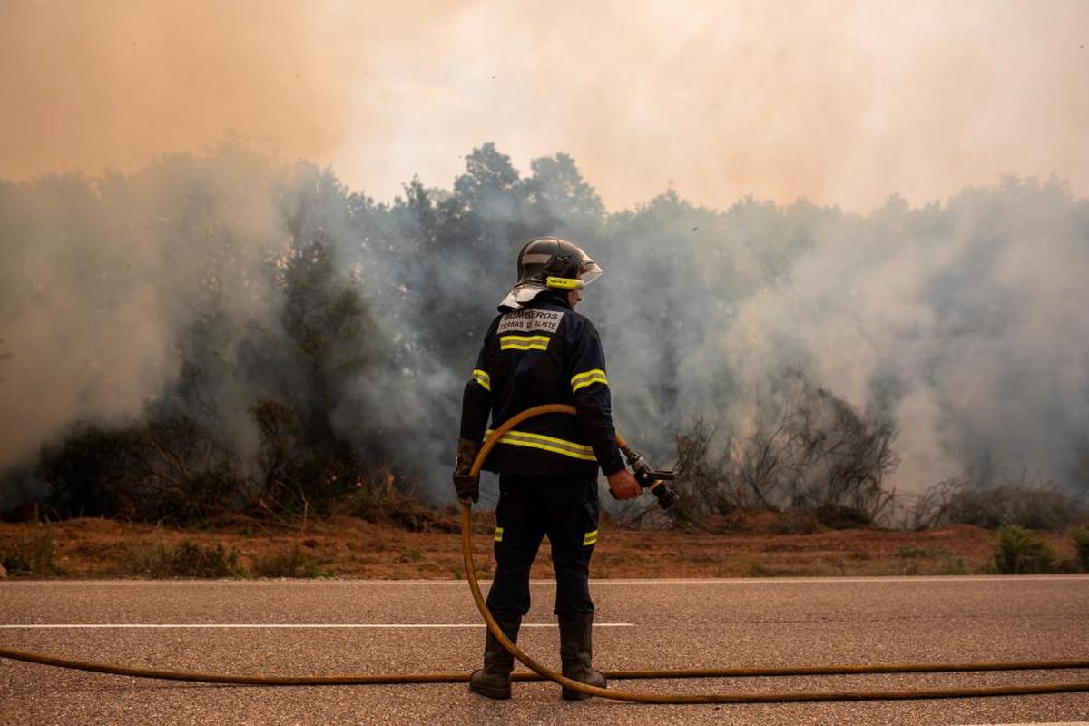 Uno de los bomberos que participan en las tareas de extinción.