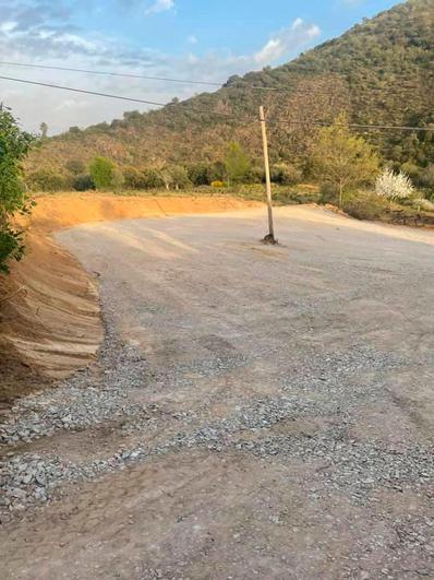 Solar habilitado en San Esteban de la Sierra para aparcar.