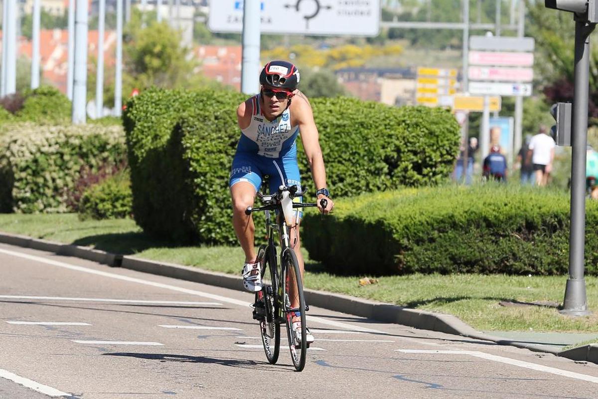 Alejandro Sánchez Palomero en una prueba de triatlón en Salamanca