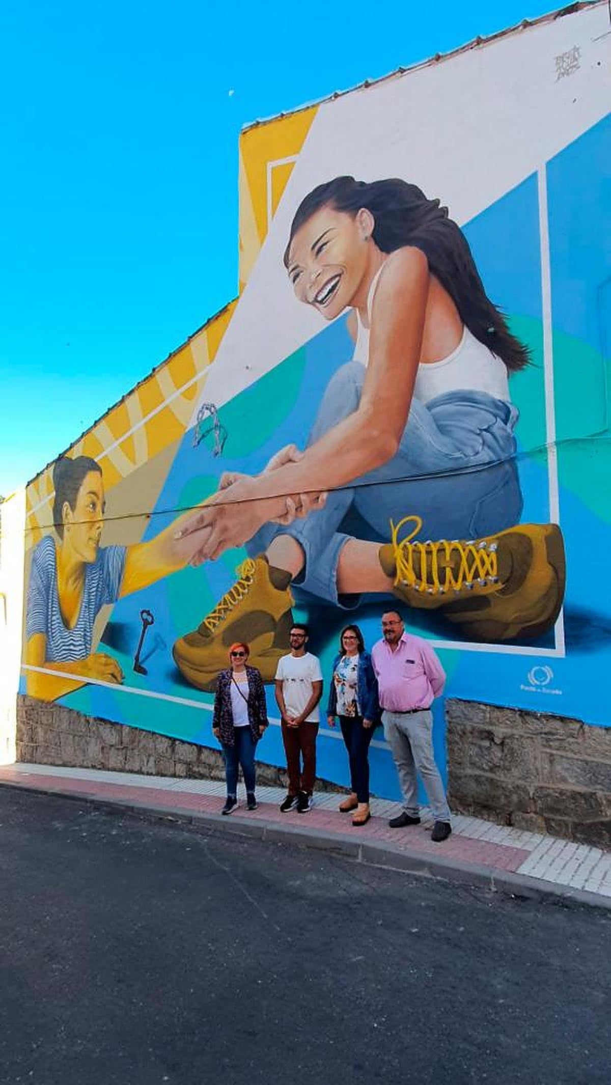 Rosa Torres, Jesús Mateos “Brea”, Ana Vallejo y José Ángel Castellano, ayer junto al nuevo mural de Béjar. | TEL