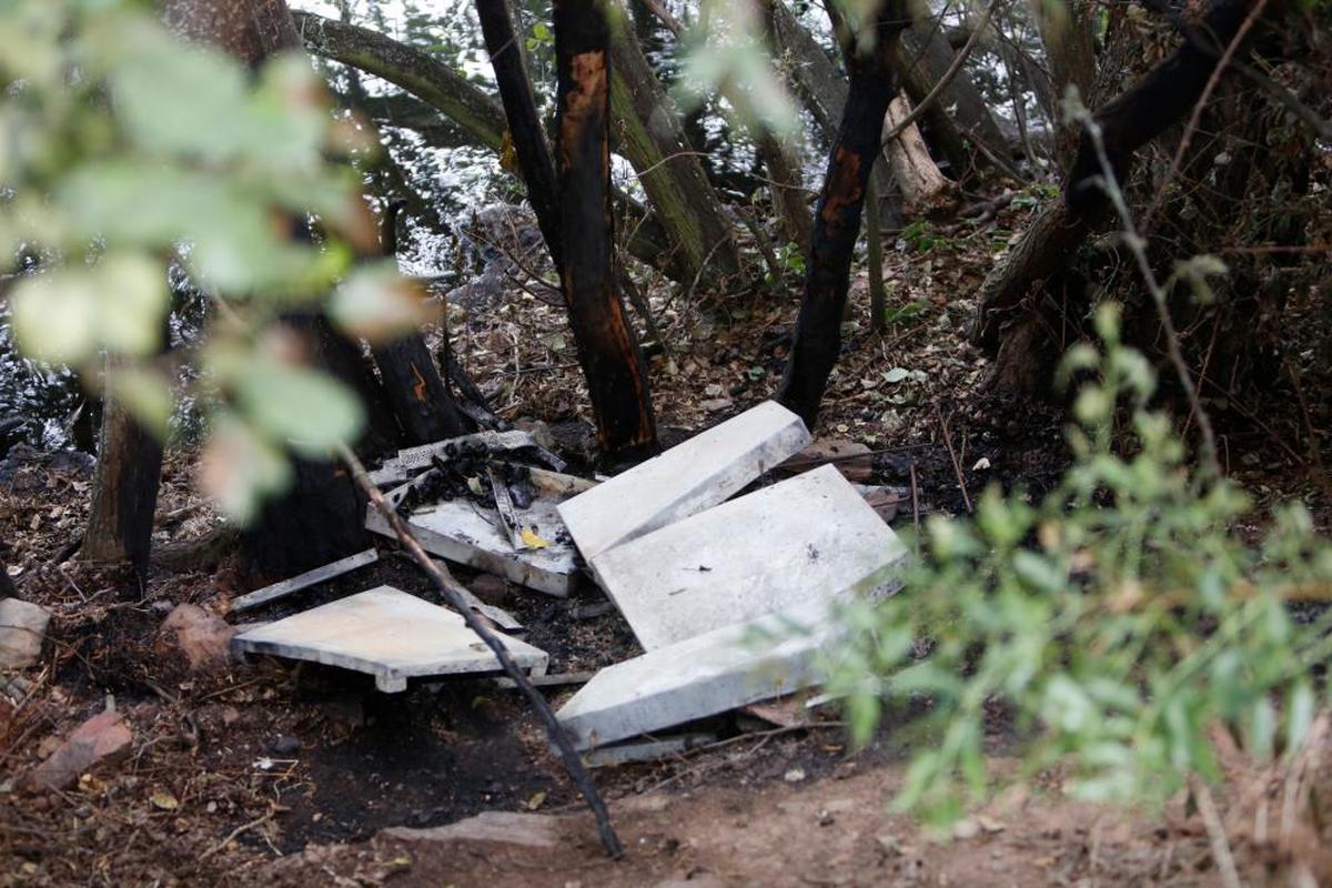 Una de las cajas-refugio para los felinos, destrozada junto al río.