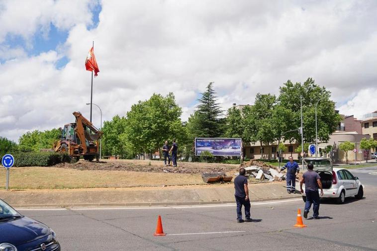 Operarios de Mantenimiento del Consistorio, en colaboración con los Ingenieros, trabajan en el futuro torreón de la avenida de Salamanca.