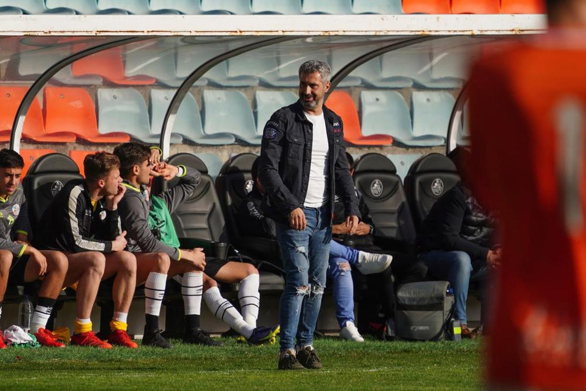 María Hernández, sonriente en su área técnica durante un partido del pasado curso en el estadio Helmántico.