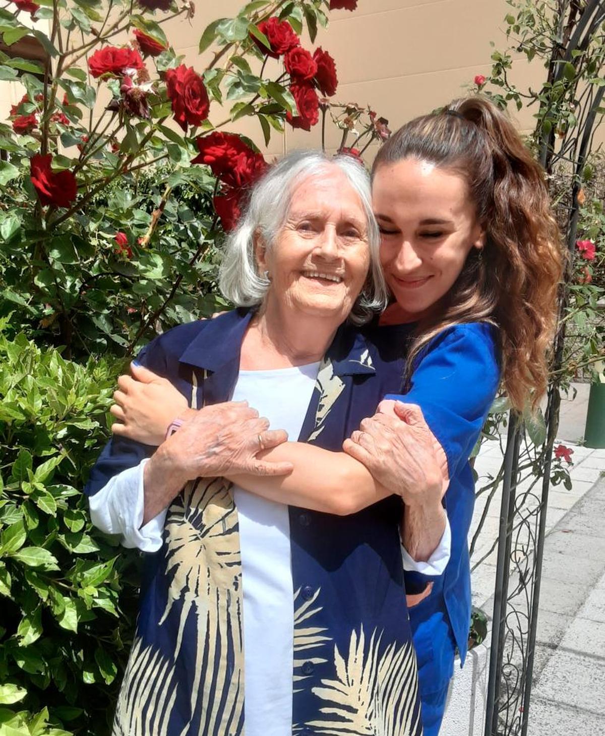 Una profesional del centro de Salamanca, junto a una residente de Ballesol.