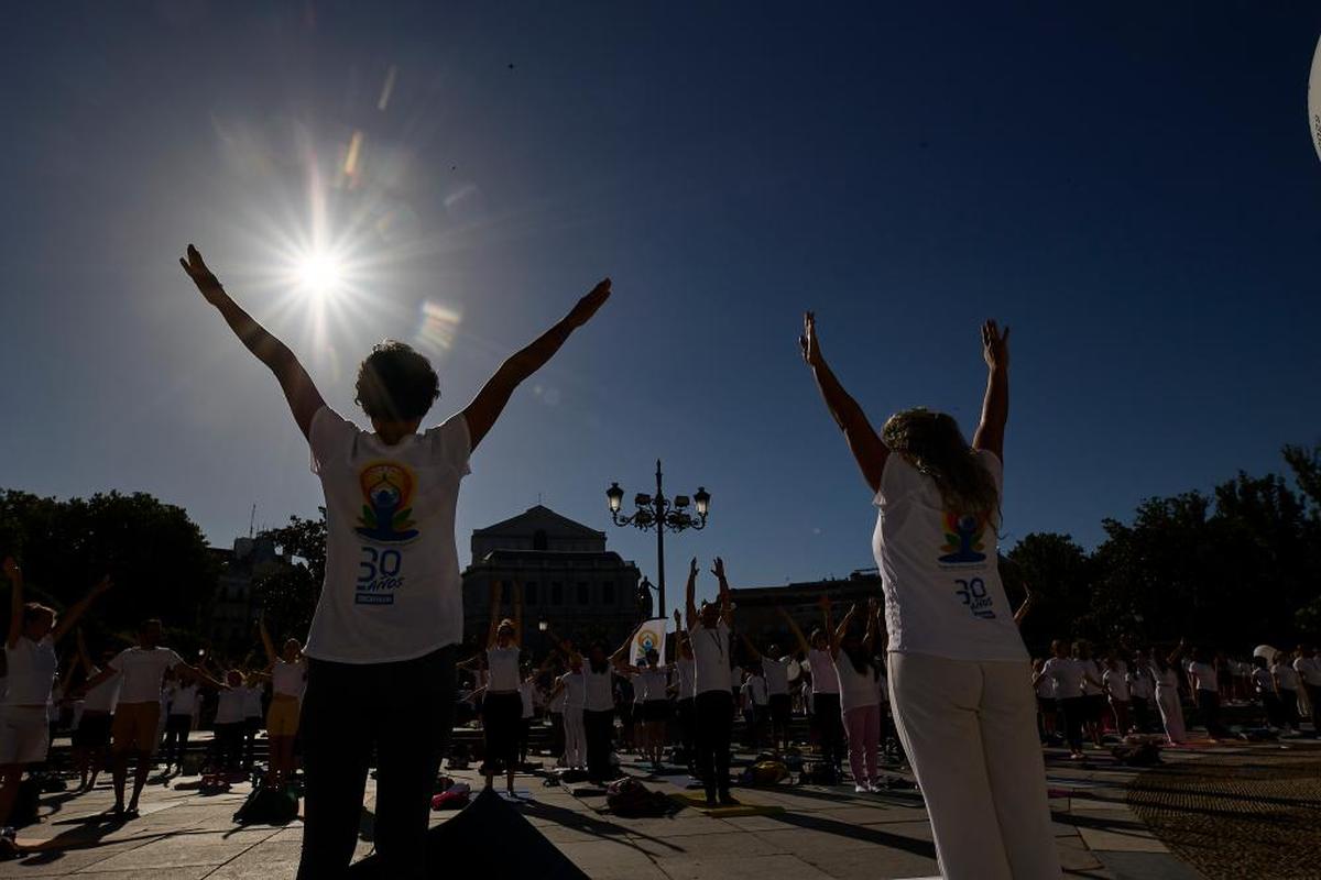 Un grupo de personas celebra el Día Internacional del Yoga en Madrid