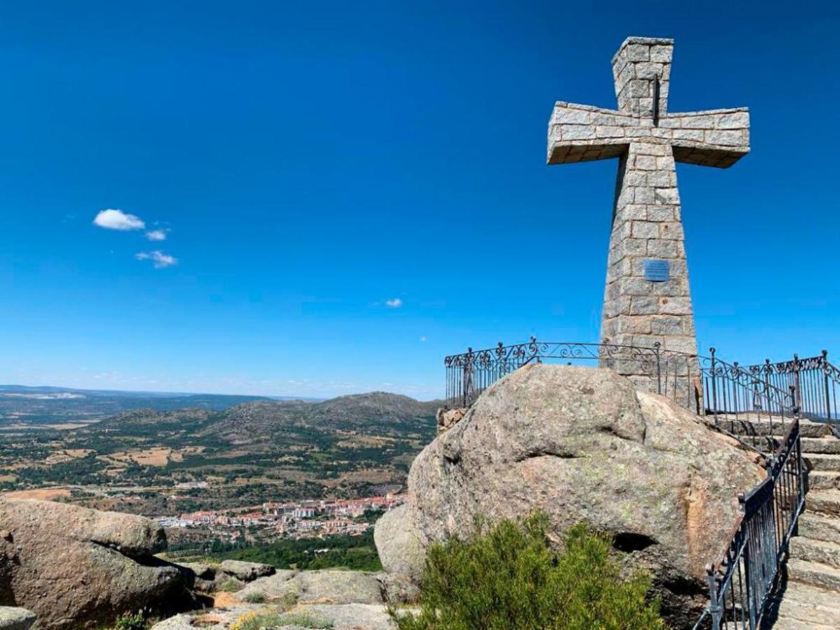 El paraje de la Peña de la Cruz en Béjar es conocido en ciudad precisamente por la gran cruz de piedra instalada sobre una gran roca.