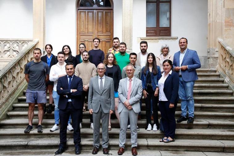 Javier Iglesias y Ricardo Rivero junto a parte de la Corporación y de los egresados.