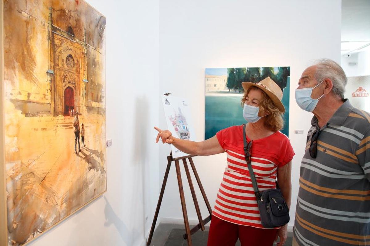 Dos visitantes pasean por la exposición del Certamen de Pintura al Aire Libre de LA GACETA.