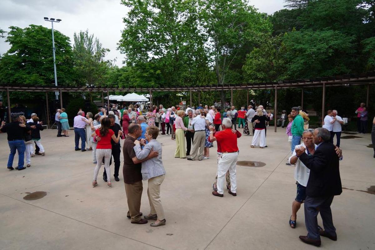 Las sesiones de baile en el parque de los Jesuitas son ya una cita clásica de los veranos.