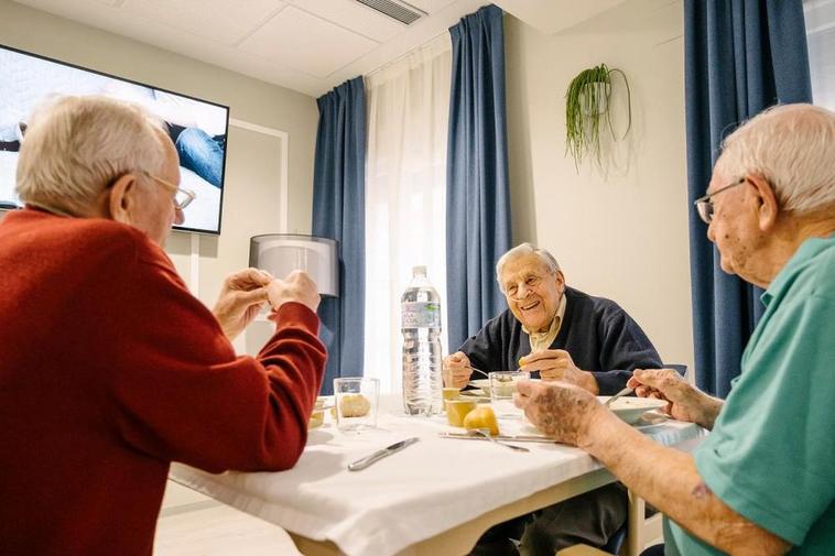 Usuarios a la hora de comer en las instalaciones de Clece Vitam San Antonio.