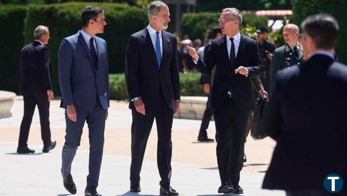 El presidente del Gobierno, Pedro Sánchez; el Rey Felipe VI y el secretario general de la OTAN, Jens Stoltenberg después de participar en la conmemoración del 40º Aniversario del ingreso de España en la OTAN a 30 de mayo