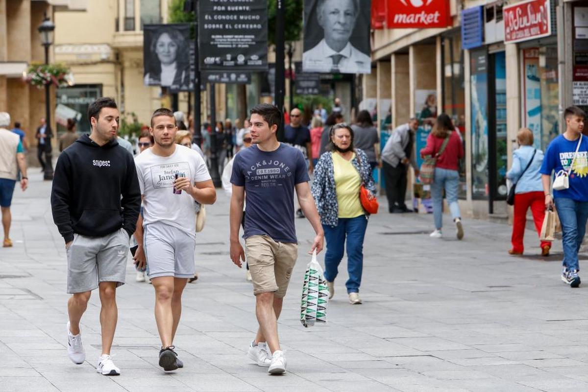 Salmantinos paseando por el centro de la ciudad.