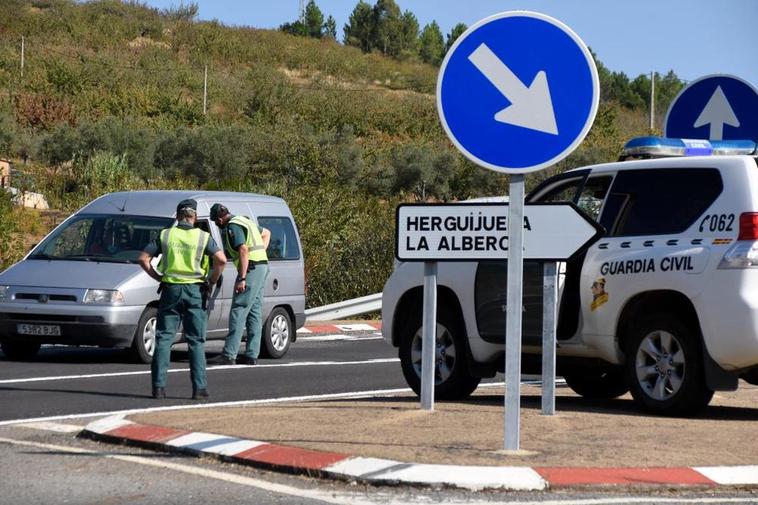 Agentes de la Guardia Civil en un operativo de tráfico en carreteras de la Sierra.