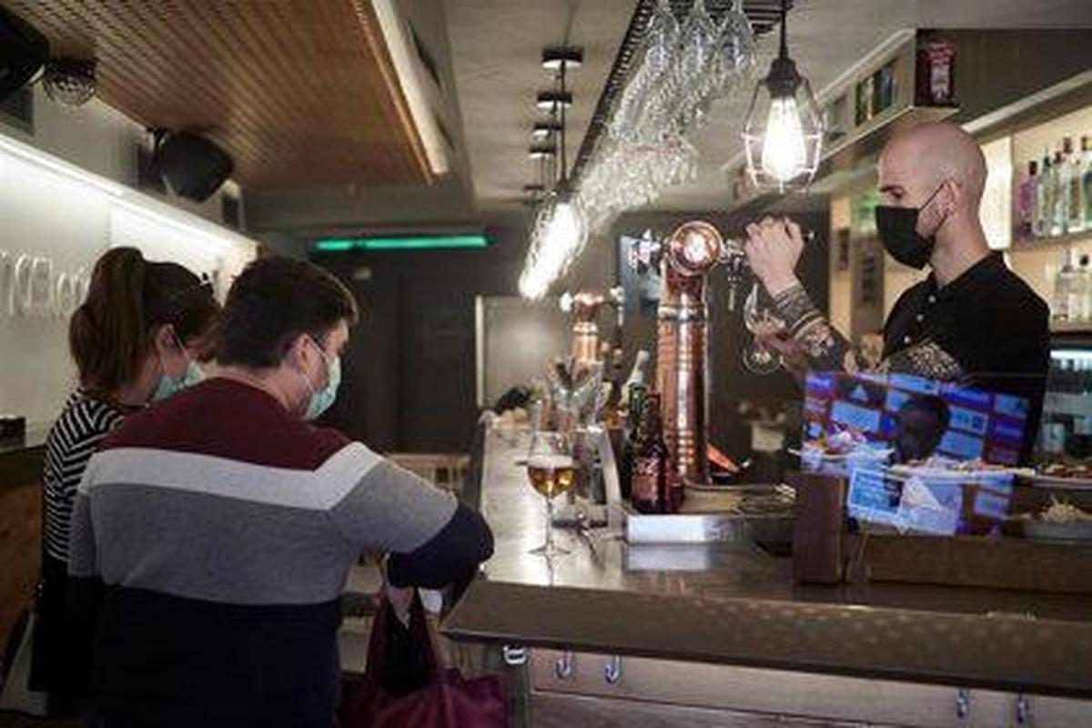 Mascarillas en un bar.