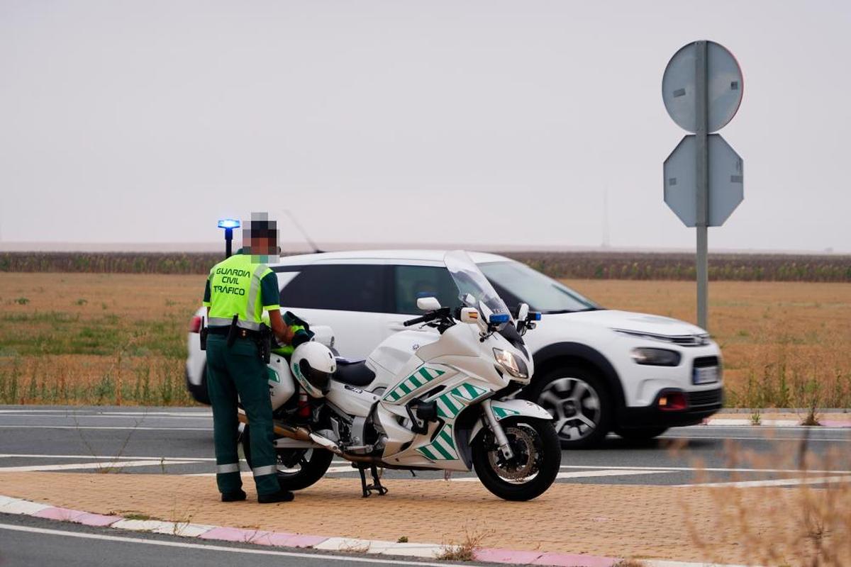 Un motorista de la Guardia Civil en un control