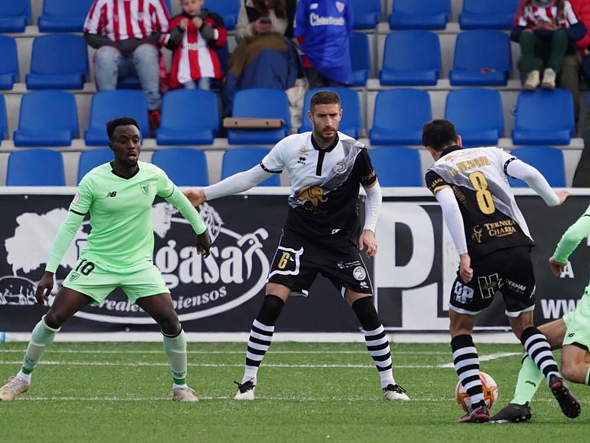 Íñigo Piña defiende a un jugador del Bilbao Athletic