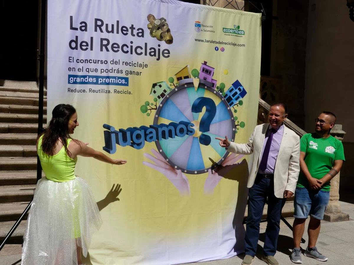 Román Hernández junto a un técnico y una animadora.