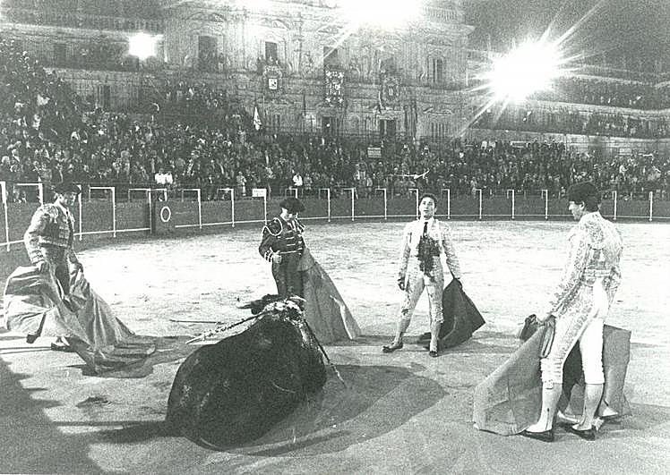 César Rincón con su cuadrilla rematan a uno de los astados