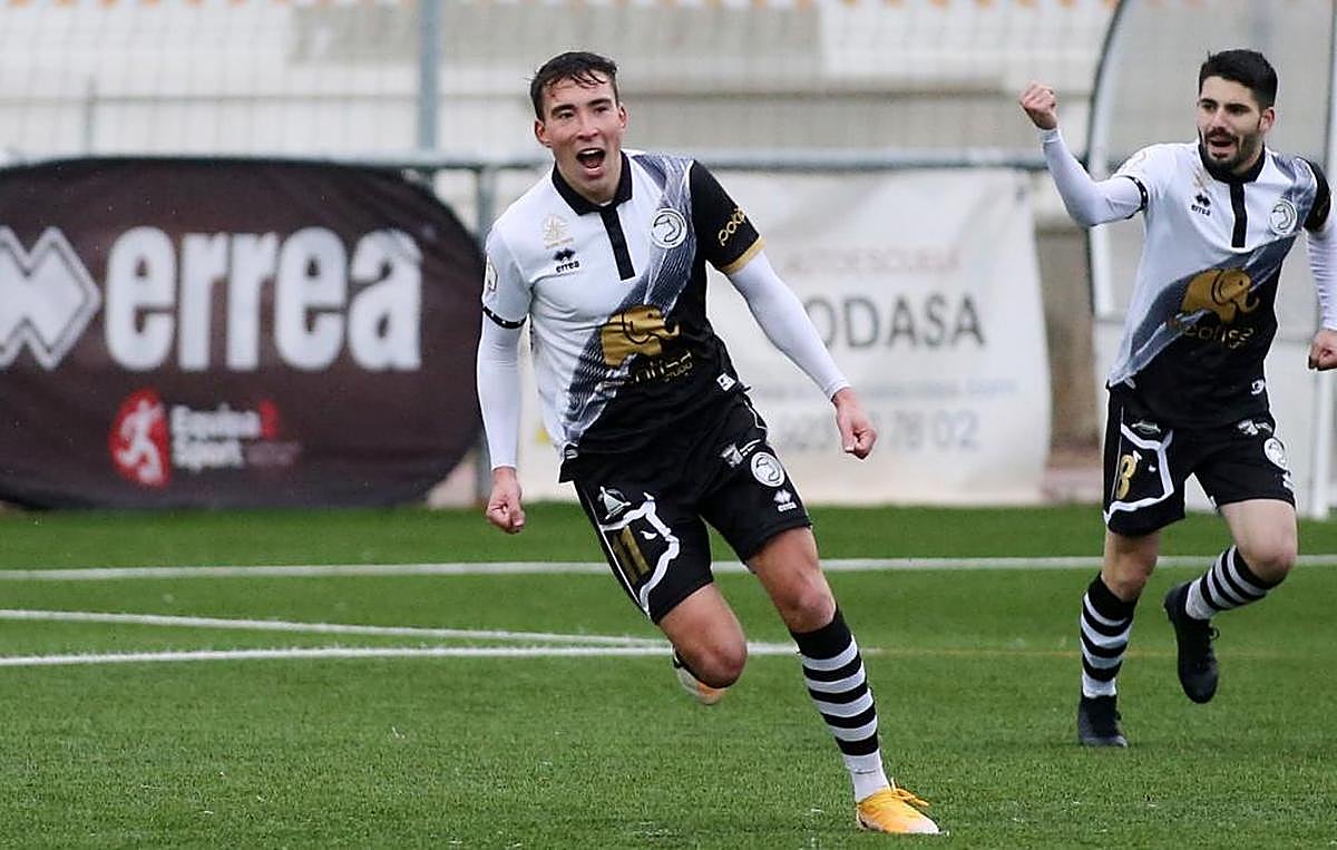Jon Rojo (izquierda) celebra un gol con el Unionistas