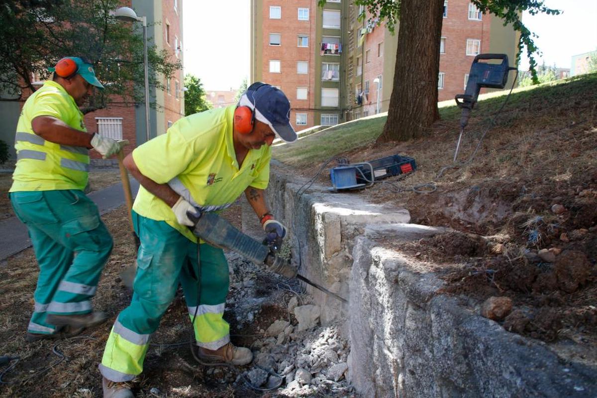 Operarios, durante el arreglo de un muro en una zona ajardinada de Salamanca