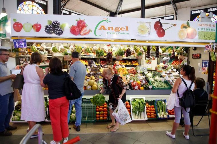 Clientes en el Mercado Central de Salamanca