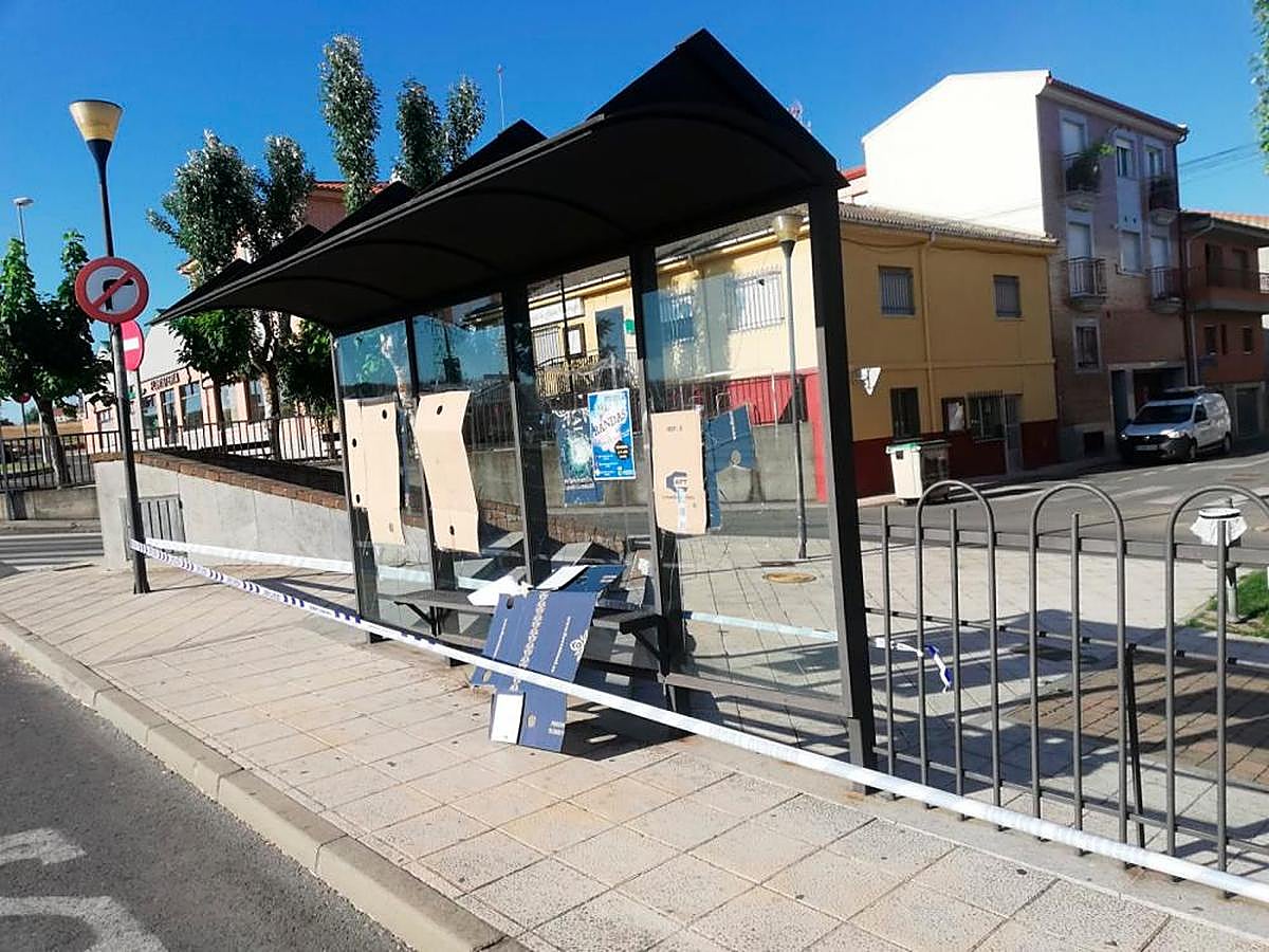 Una de las marquesinas del bus metropolitano destrozada y precintada.