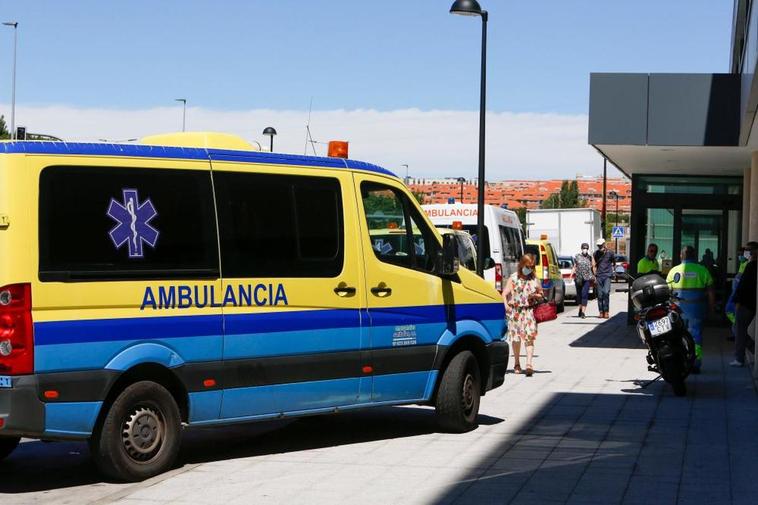 Ambulancia en la puerta del Hospital de Salamanca.