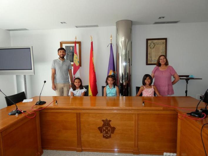 Fran Díaz y Carmen Ávila junto a las tres niñas que forman la Corte de Honor Infantil de Peñaranda.