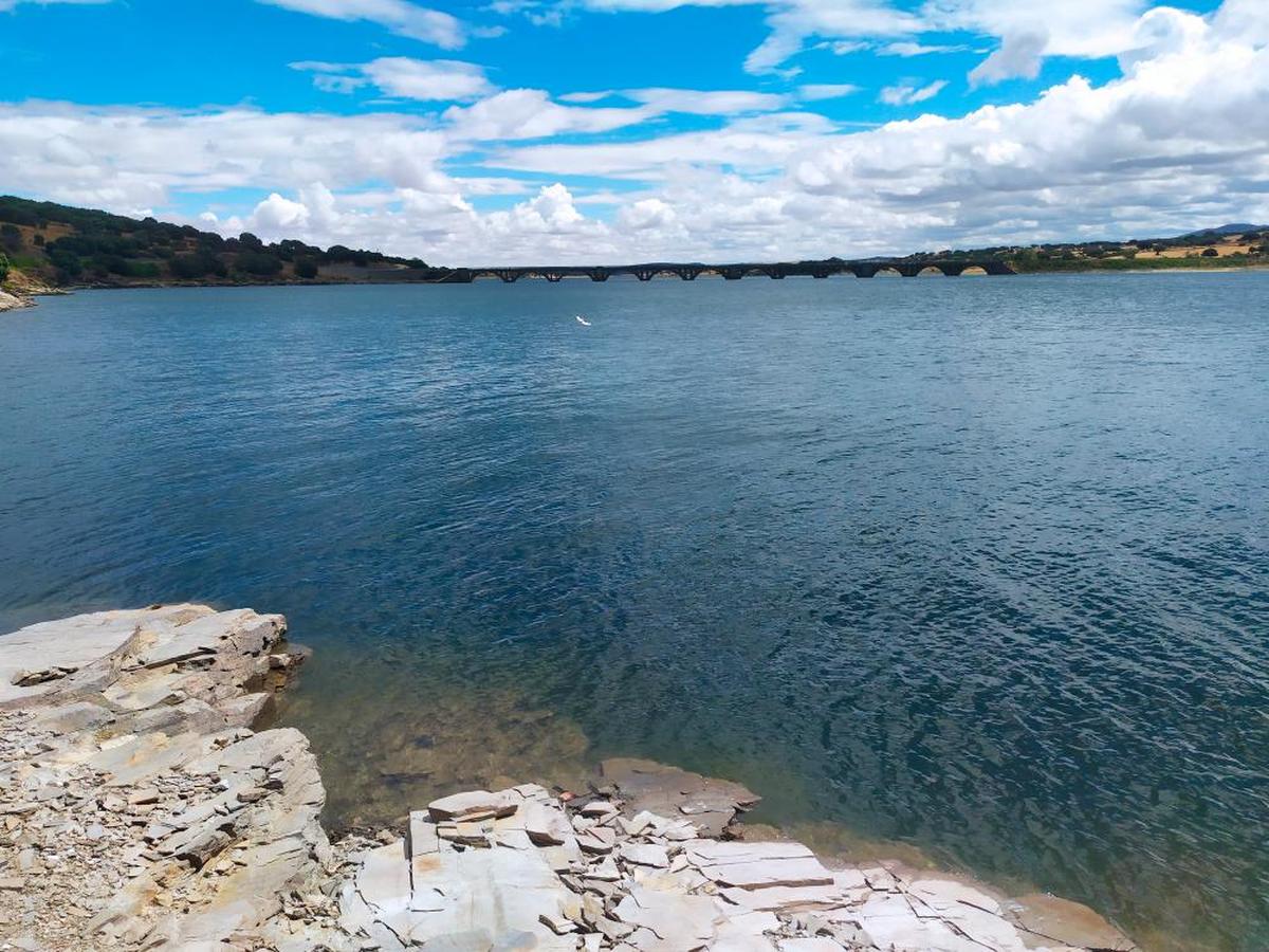 Imagen del pantano de Santa Teresa desde la toma de agua de Guijuelo. Al fondo, el puente de la SA-104.