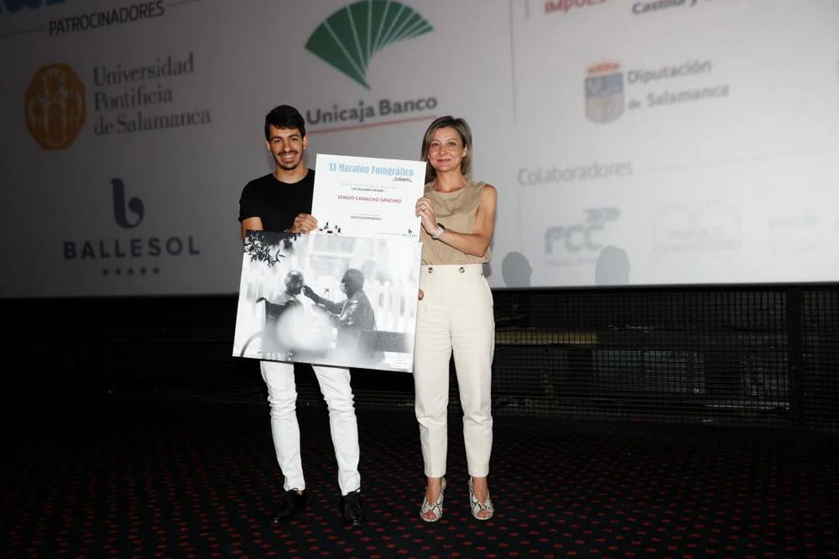 Un segundo hogar | Sergio Camacho Sánchez, premiado con diploma y lienzo que le entregó Yolanda Cañizal, directora de Ballesol Salamanca.